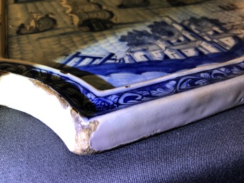 Une plaque en fa&iuml;ence de Delft en bleu et blanc &agrave; sujet maritime, 18&egrave;me