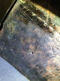 Een grote Chinese vergulde en ingelegd bronzen figuur van Zhenwu op verguld houten basis, Ming