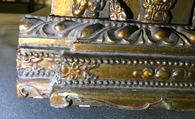 Een grote Chinese vergulde en ingelegd bronzen figuur van Zhenwu op verguld houten basis, Ming