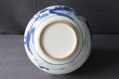 Een Chinese blauwwitte wierookbrander met figuren in een landschap, Kangxi