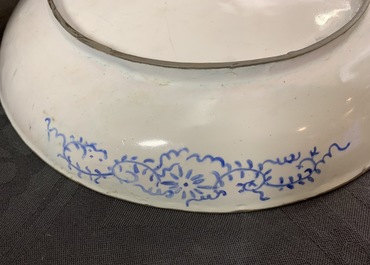 Een Chinees Canton email bord met Europees decor, Qianlong