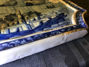 Une plaque en fa&iuml;ence de Delft en bleu et blanc &agrave; sujet maritime, 18&egrave;me