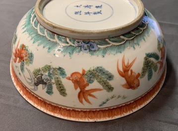 Un bol en porcelaine de Chine rose-verte, marque de Kangxi, 19&egrave;me
