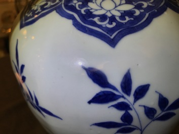 Een Chinese blauwwitte dekselvaas met floraal decor, Transitie periode