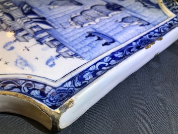 Une plaque en fa&iuml;ence de Delft en bleu et blanc &agrave; sujet maritime, 18&egrave;me