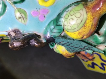 Deux vases en porcelaine de Chine famille rose, 19&egrave;me