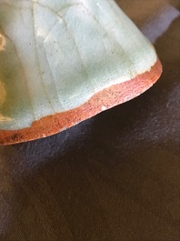 Une figure de Zhenwu en biscuit et porcelaine c&eacute;ladon de Longquan, Chine, Ming