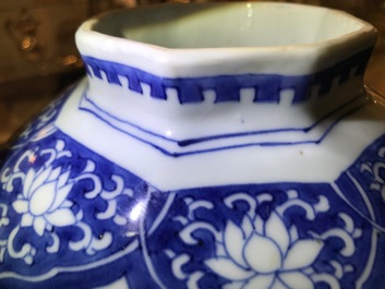 Een Chinese blauwwitte dekselvaas met floraal decor, Transitie periode