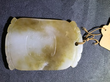 Trois pendentifs et une &eacute;pingle en jade c&eacute;ladon, Qing