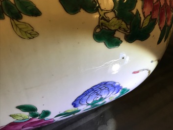 Une paire de vases en porcelaine de Chine famille rose, 19&egrave;me