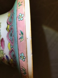 Une paire de vases en porcelaine de Chine famille rose, 19&egrave;me