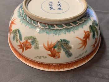Un bol en porcelaine de Chine rose-verte, marque de Kangxi, 19&egrave;me