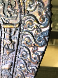 Een grote Chinese vergulde en ingelegd bronzen figuur van Zhenwu op verguld houten basis, Ming