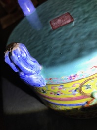 Een Chinese famille rose driepotige wierookbrander, Daoguang merk en periode