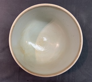 Een grote Chinese blauwwitte dekselkom met floraal decor, Kangxi