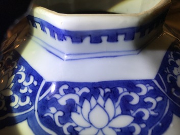 Een Chinese blauwwitte dekselvaas met floraal decor, Transitie periode