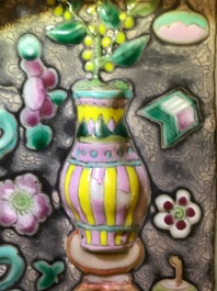 Deux vases en porcelaine de Chine famille rose, 19&egrave;me