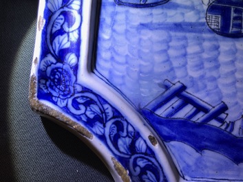 Une plaque en fa&iuml;ence de Delft en bleu et blanc &agrave; sujet maritime, 18&egrave;me