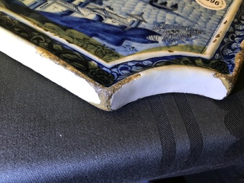 Une plaque en fa&iuml;ence de Delft en bleu et blanc &agrave; sujet maritime, 18&egrave;me