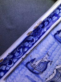 Une plaque en fa&iuml;ence de Delft en bleu et blanc &agrave; sujet maritime, 18&egrave;me