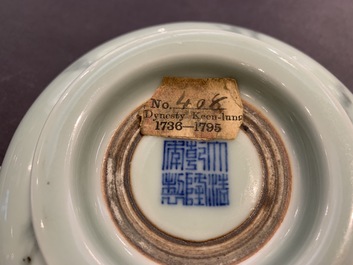 Een Chinese faux marbre wierookbrander, Qianlong merk, 19/20e eeuw