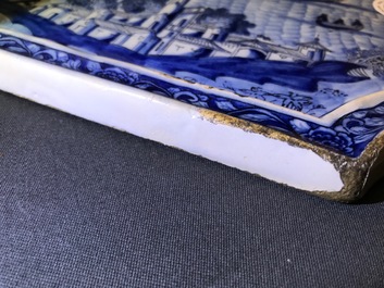 Une plaque en fa&iuml;ence de Delft en bleu et blanc &agrave; sujet maritime, 18&egrave;me