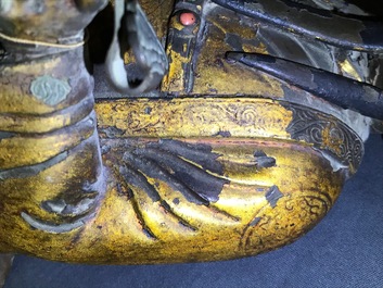 Een grote Chinese vergulde en ingelegd bronzen figuur van Zhenwu op verguld houten basis, Ming