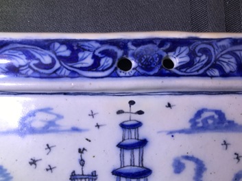 Une plaque en fa&iuml;ence de Delft en bleu et blanc &agrave; sujet maritime, 18&egrave;me