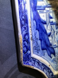 Une plaque en fa&iuml;ence de Delft en bleu et blanc &agrave; sujet maritime, 18&egrave;me
