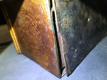 Een grote Chinese vergulde en ingelegd bronzen figuur van Zhenwu op verguld houten basis, Ming