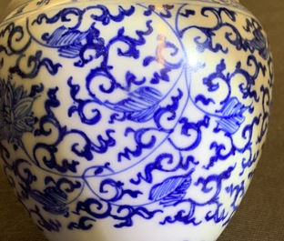 Een Chinees blauwwit vogelvoederbakje met Xuande inscriptie, Kangxi