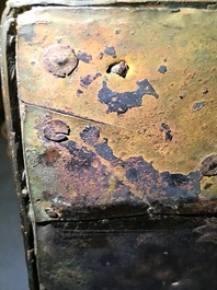 Een grote Chinese vergulde en ingelegd bronzen figuur van Zhenwu op verguld houten basis, Ming