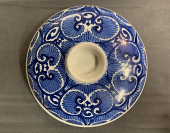 Een grote Chinese blauwwitte dekselkom met floraal decor, Kangxi