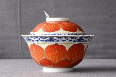 Een Chinese blauwwitte en ijzerrode dekselkom op schotel, Qianlong/Jiaqing