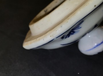 Een Chinese blauwwitte dekselvaas met floraal decor, Transitie periode