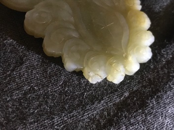Trois pendentifs et une &eacute;pingle en jade c&eacute;ladon, Qing