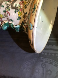 Une paire de vases en porcelaine de Chine famille rose, 19&egrave;me