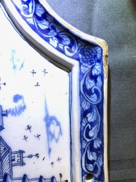 Une plaque en fa&iuml;ence de Delft en bleu et blanc &agrave; sujet maritime, 18&egrave;me