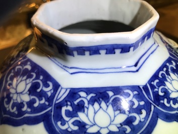 Een Chinese blauwwitte dekselvaas met floraal decor, Transitie periode