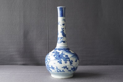 Un grand vase de forme bouteille en porcelaine de Chine bleu et blanc, Wanli