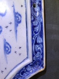 Une plaque en fa&iuml;ence de Delft en bleu et blanc &agrave; sujet maritime, 18&egrave;me