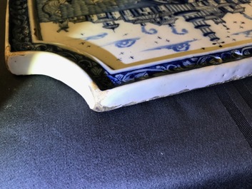 Une plaque en fa&iuml;ence de Delft en bleu et blanc &agrave; sujet maritime, 18&egrave;me