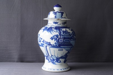 Un vase couvert en porcelaine de Chine bleu et blanc, 19&egrave;me