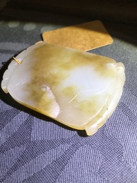 Trois pendentifs et une &eacute;pingle en jade c&eacute;ladon, Qing