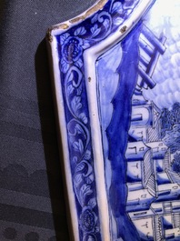 Une plaque en fa&iuml;ence de Delft en bleu et blanc &agrave; sujet maritime, 18&egrave;me