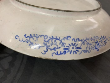 Een Chinees Canton email bord met Europees decor, Qianlong