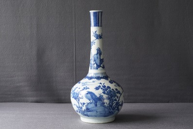 Un grand vase de forme bouteille en porcelaine de Chine bleu et blanc, Wanli