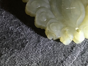 Trois pendentifs et une &eacute;pingle en jade c&eacute;ladon, Qing