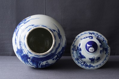 Un vase couvert en porcelaine de Chine bleu et blanc, 19&egrave;me