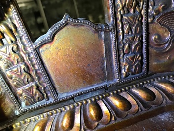 Een grote Chinese vergulde en ingelegd bronzen figuur van Zhenwu op verguld houten basis, Ming